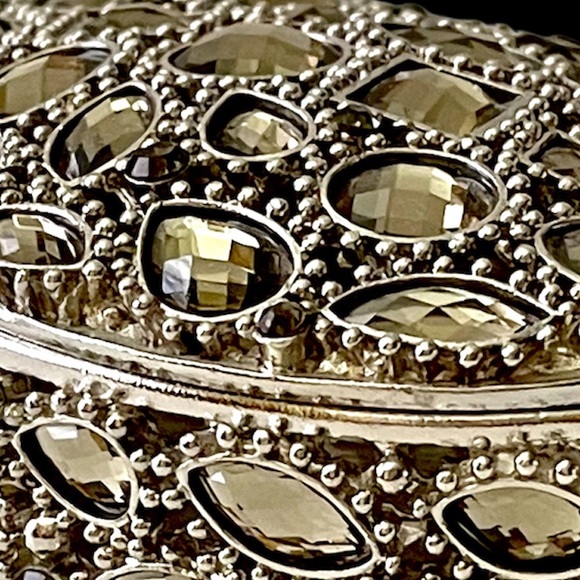 BEJEWELED MAGNETIZED JEWELRY BOX - Picture 10 of 11
